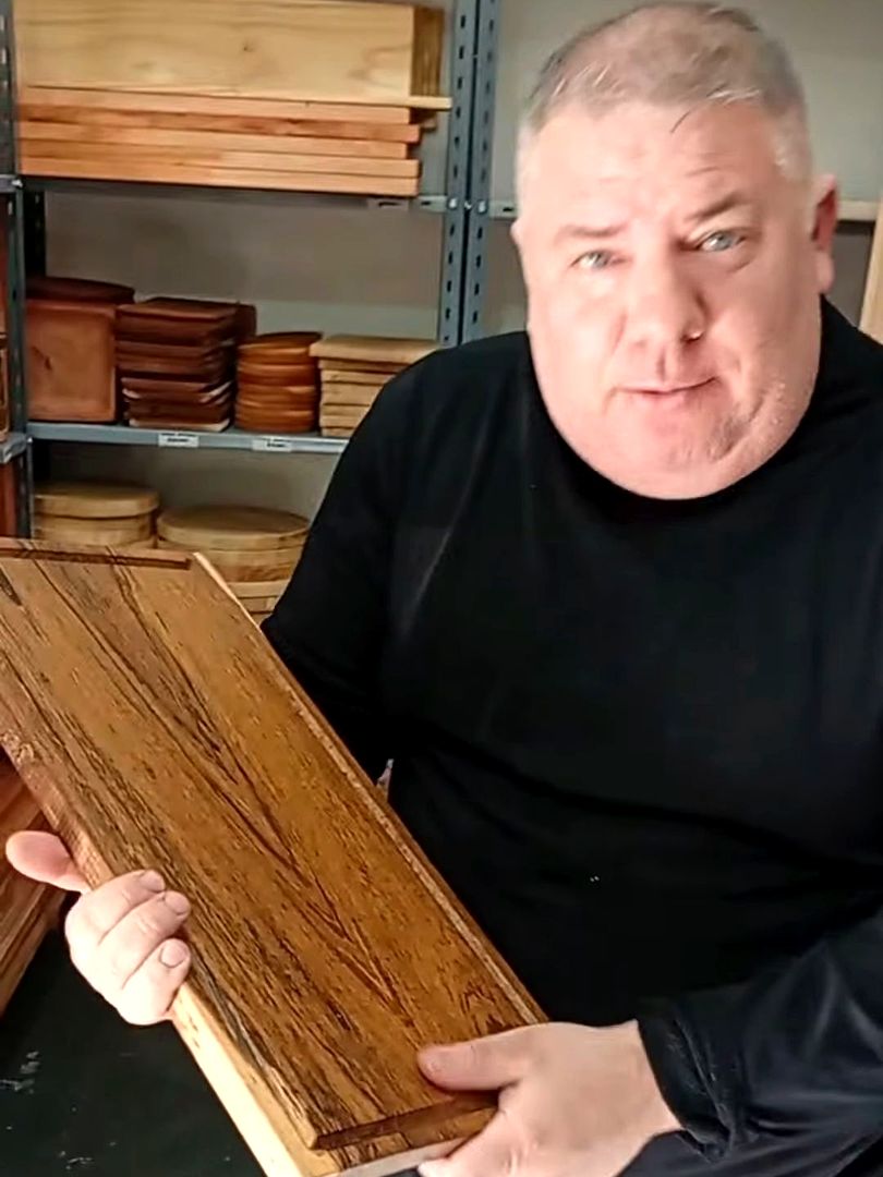 Martín Calvo con una tabla de madera artesanal